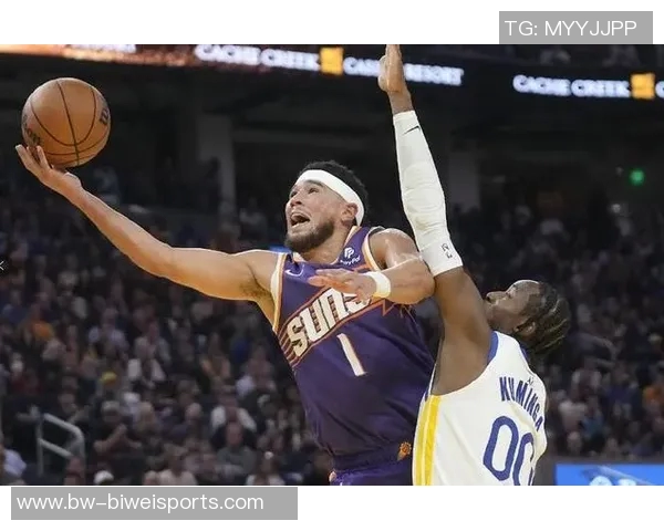 布克表现平平13投5中贡献21分8篮板6助攻罚球命中率高达818 布克表现平平13投5中贡献21分8篮板6助攻罚球命中率高达818