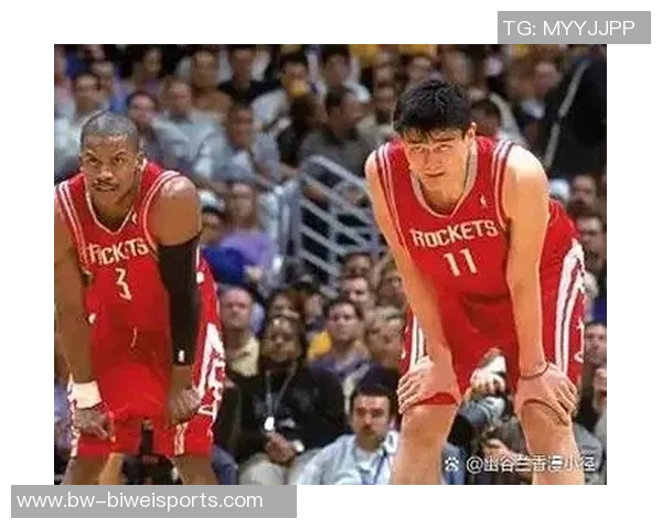 开拓者社区活动精彩瞬间杨瀚森与利拉德亲密互动回馈球迷